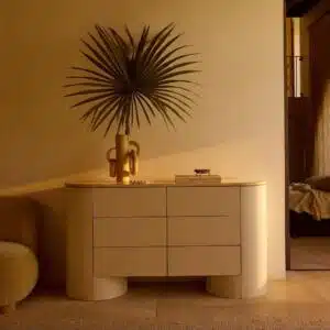 تسريحة غرفة نوم بتصميم جذاب وأدراج عميقة